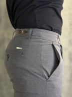 CALÇA ALF. SLIM STRETCH C/ AJUSTE BOTÃO CHUMBO
