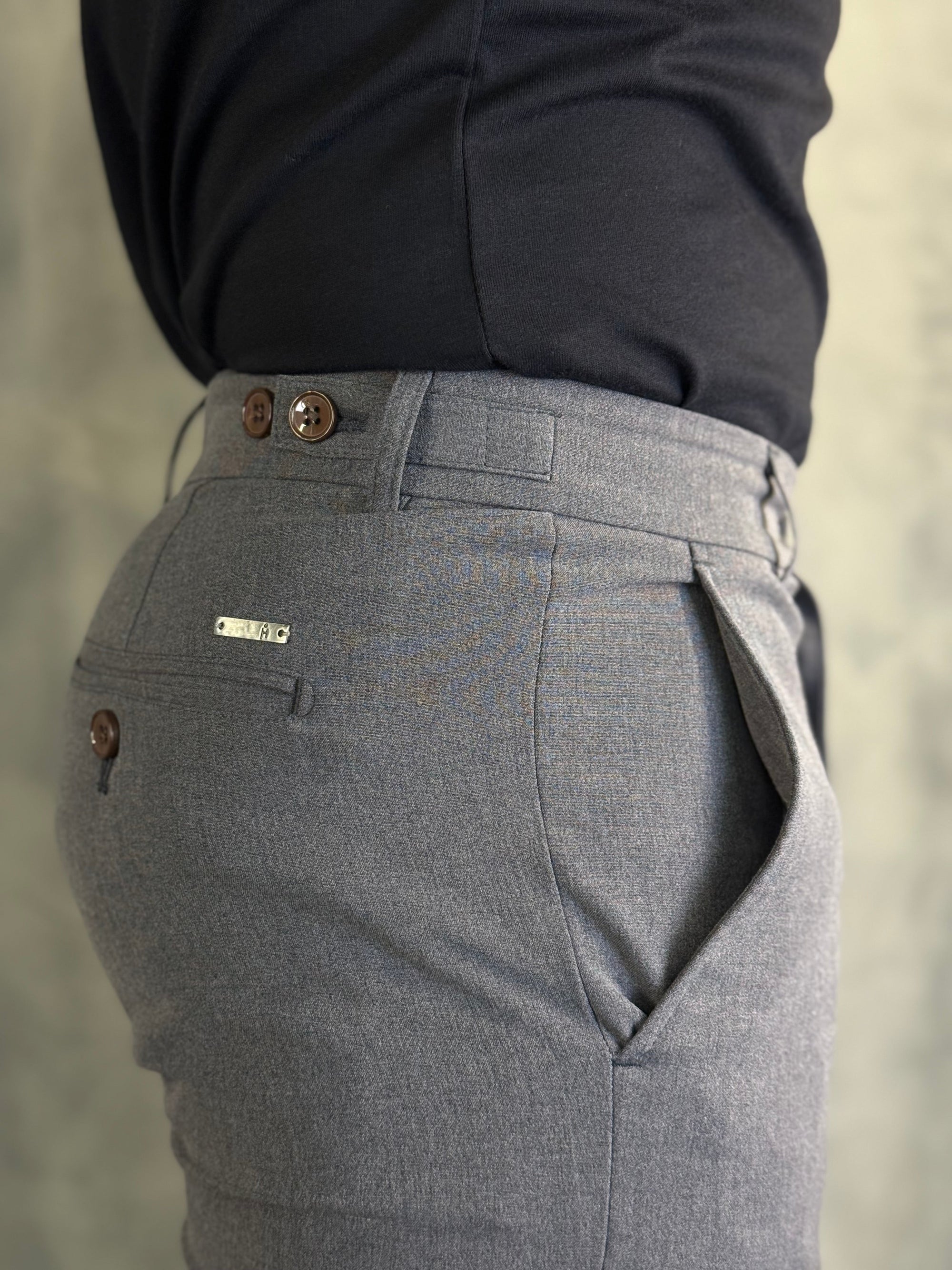 CALÇA ALF. SLIM STRETCH C/ AJUSTE BOTÃO CHUMBO