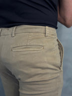 CALÇA ALF SARJA COMFORT SKINNY OCRE