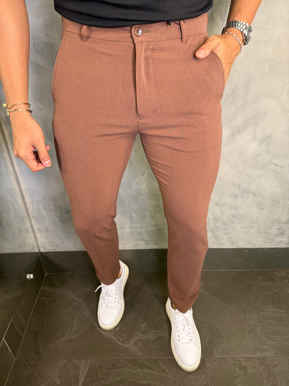 CALÇA ALF. SLIM STRETCH C/ AJUSTE BOTÃO CAFÉ