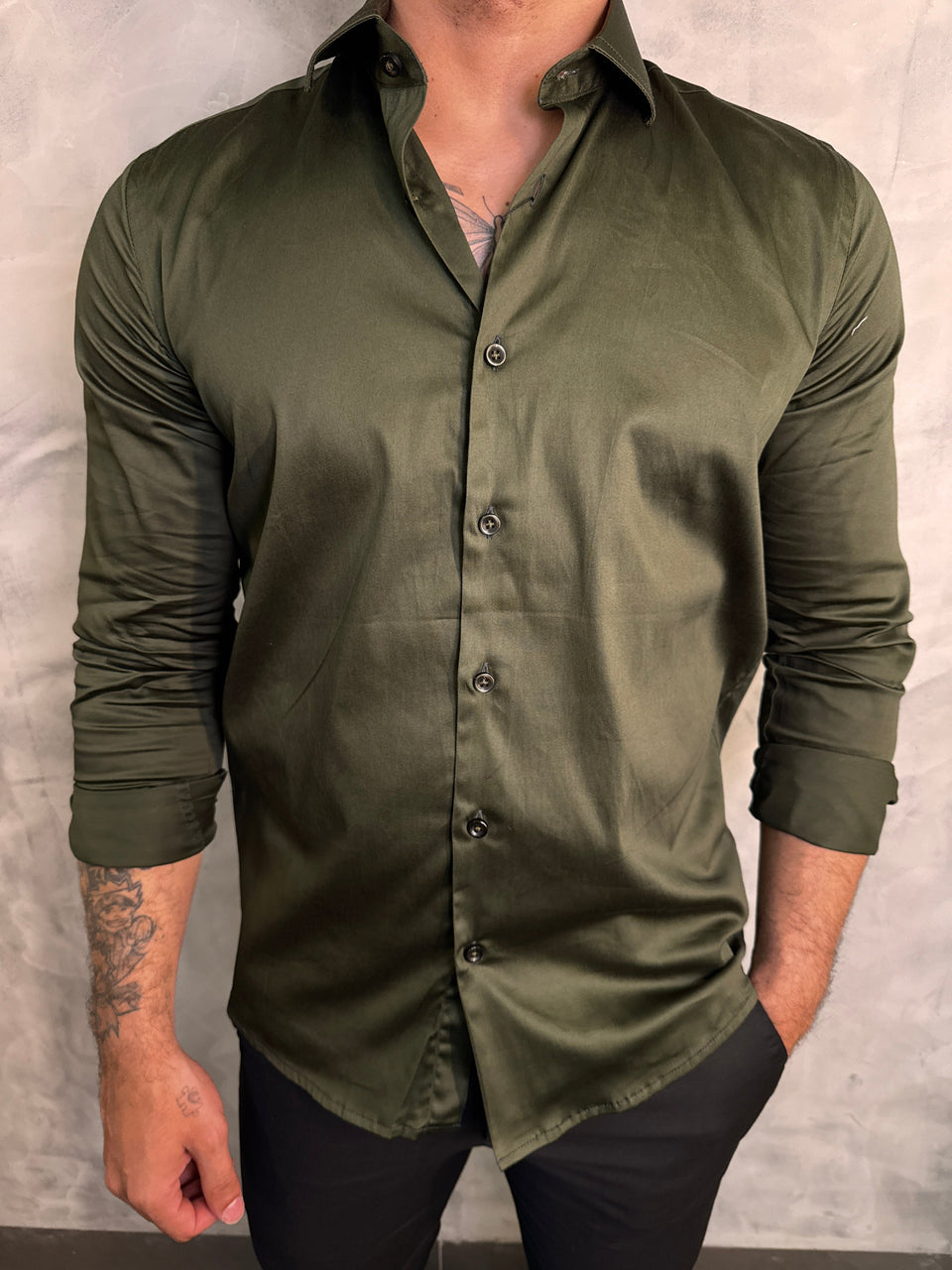 CAMISA M/L ACETINADA C/ ELASTANO PONTO H VERDE MUSGO