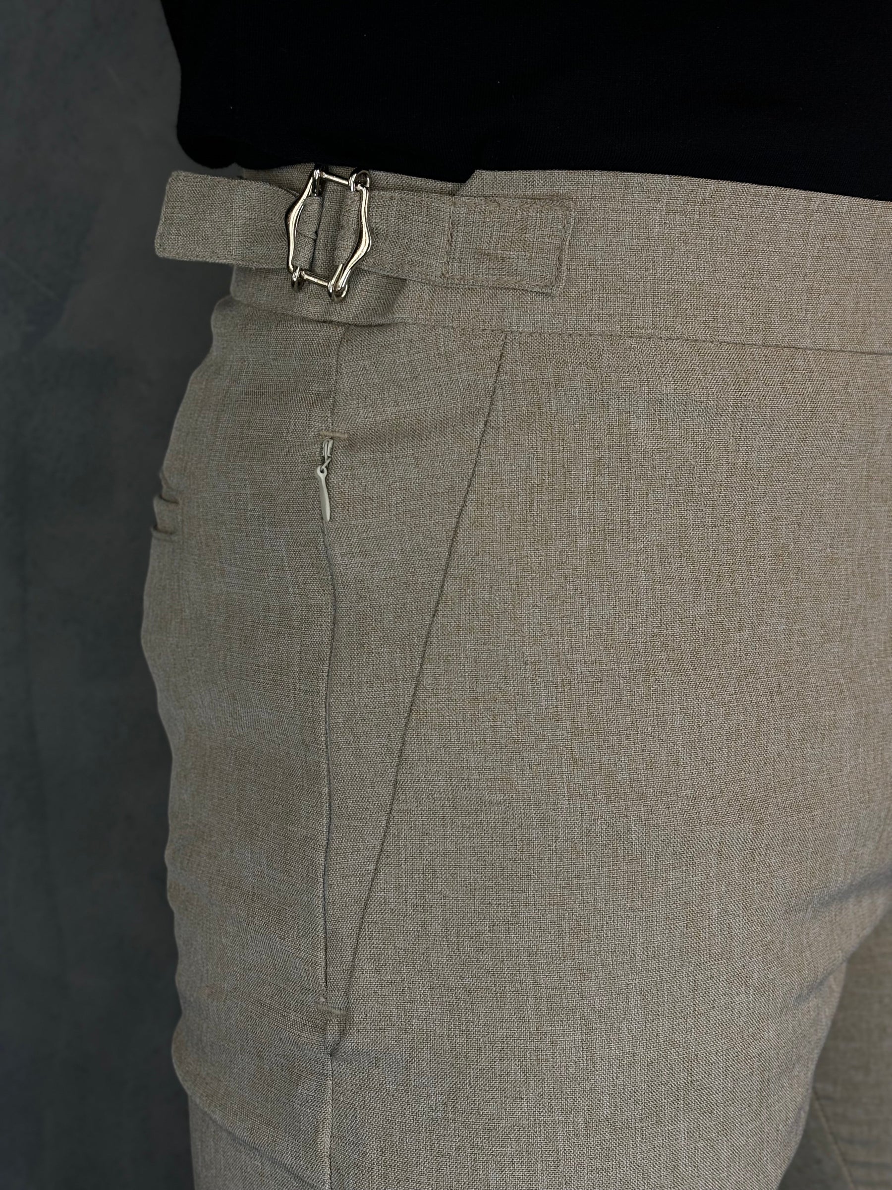 CALÇA ALF. BOLSO ZIPER PONTO H BEGE