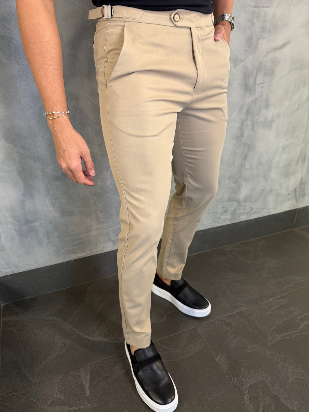 CALÇA ALF. MAQUINETADA SKINNY AJUSTE FIVELA BEGE