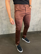 CALÇA SARJA ACETINADA MARROM