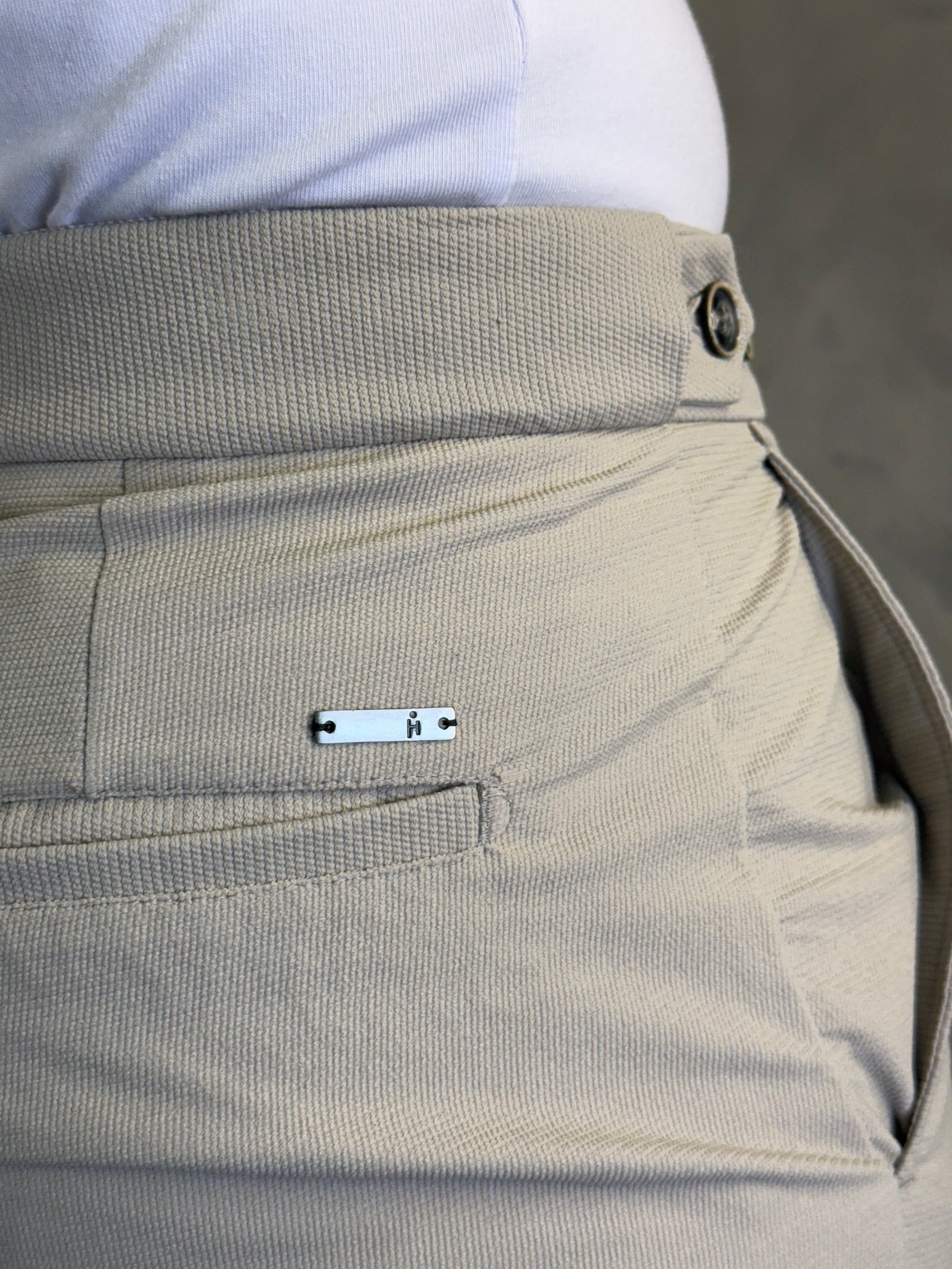 CALÇA ALF SKINNY C/ AJUSTE BOTÃO ELÁSTICO PONTO H AREIA