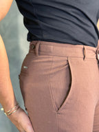 CALÇA ALF. SLIM STRETCH C/ AJUSTE BOTÃO CAFÉ
