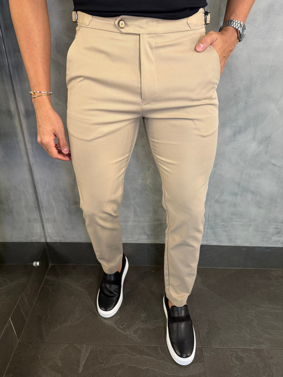 CALÇA ALF. MAQUINETADA SKINNY AJUSTE FIVELA BEGE