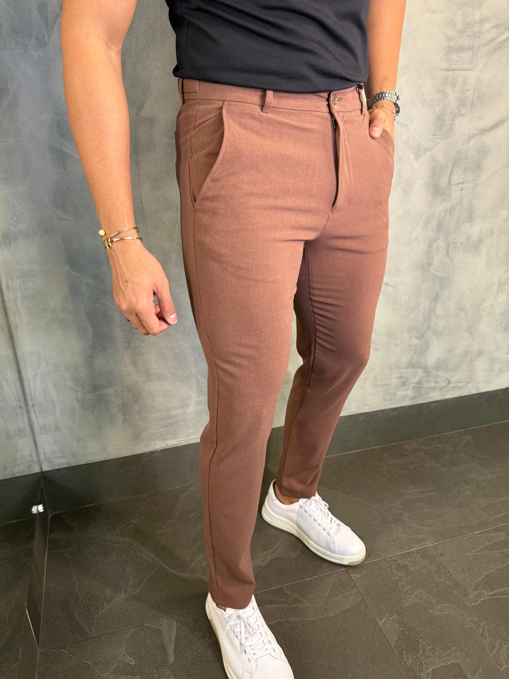 CALÇA ALF. SLIM STRETCH C/ AJUSTE BOTÃO CAFÉ