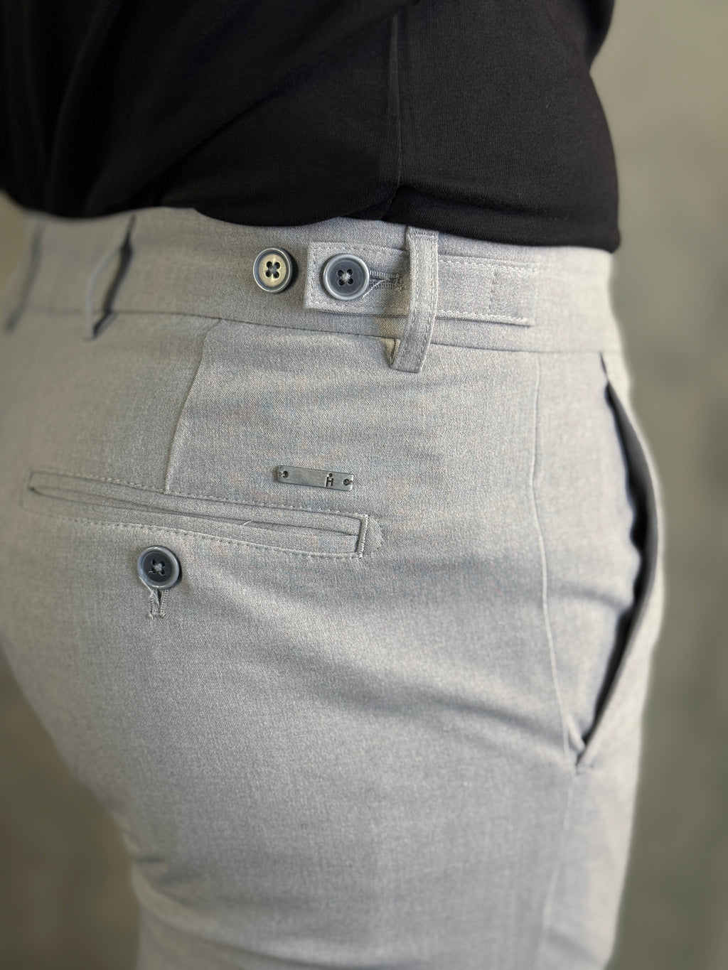 CALÇA ALF. SLIM STRETCH C/ AJUSTE BOTÃO CINZA