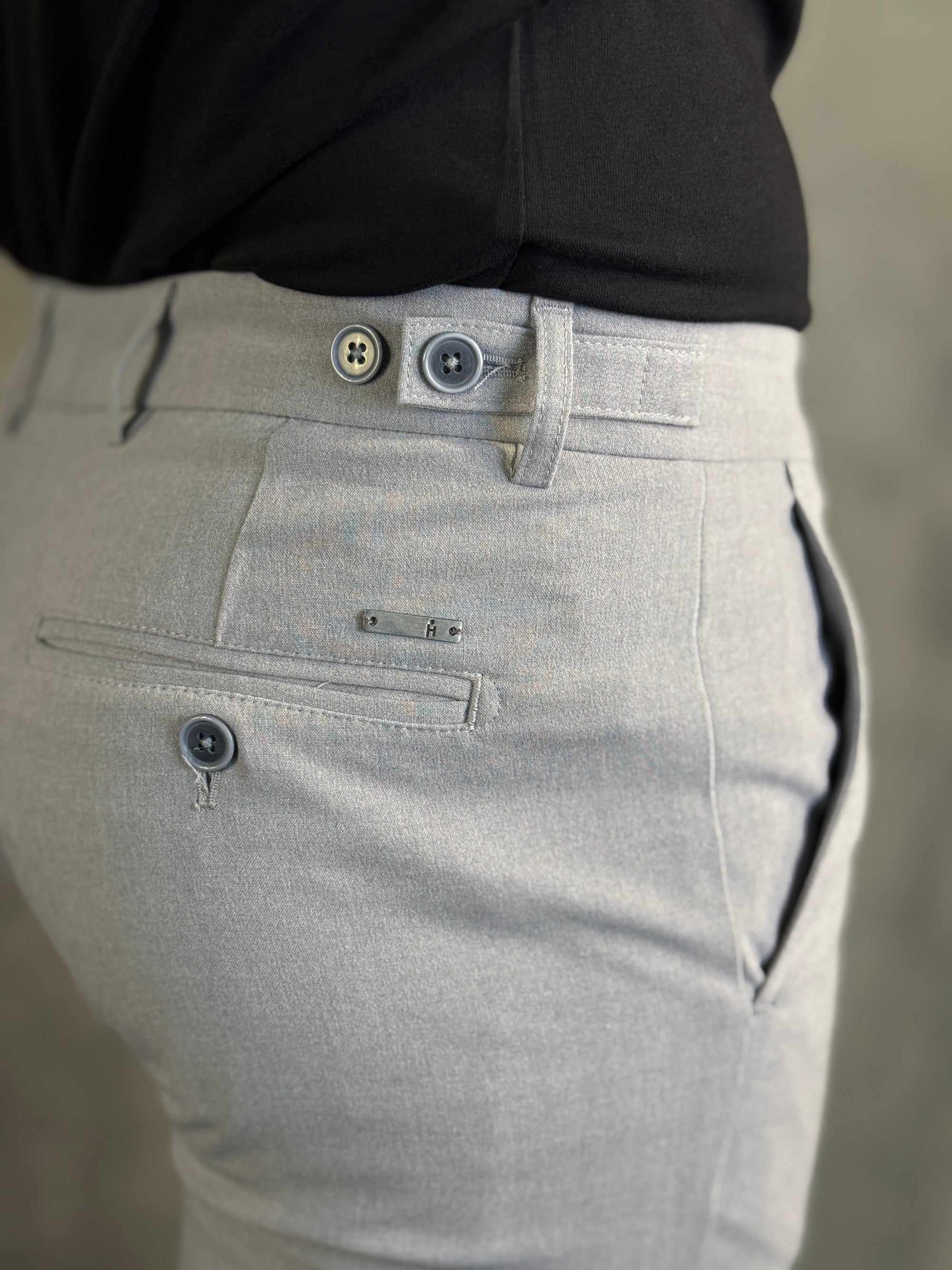 CALÇA ALF. SLIM STRETCH C/ AJUSTE BOTÃO CINZA