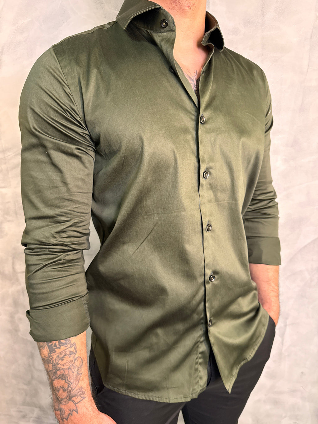 CAMISA M/L ACETINADA C/ ELASTANO PONTO H VERDE MUSGO