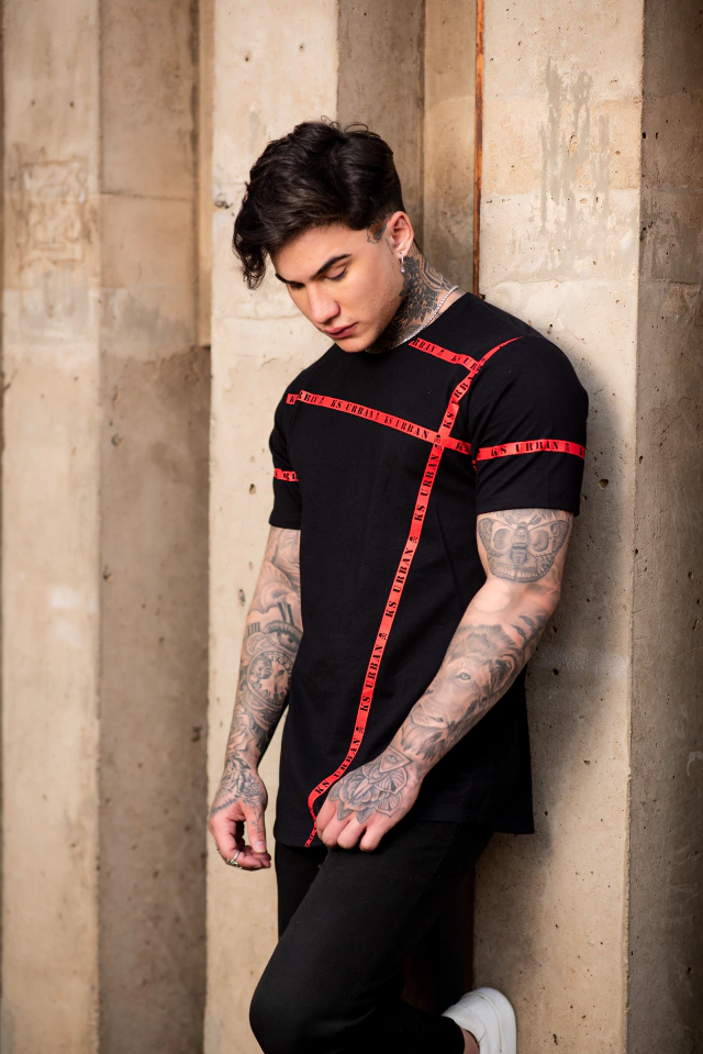 CAMISETA SLIM PRETA C/ DETALHES RED